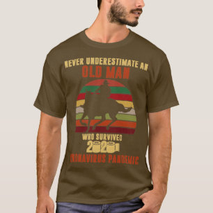 Onderschat nooit een oud man dat 2020 C overleefde T-shirt