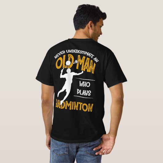 Onderschat nooit een oud Man dat Badminton speelt T-shirt (Achterkant volledig)
