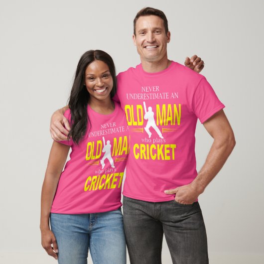 Onderschat nooit een oud Man dat cricket speelt T-shirt (Unisex)