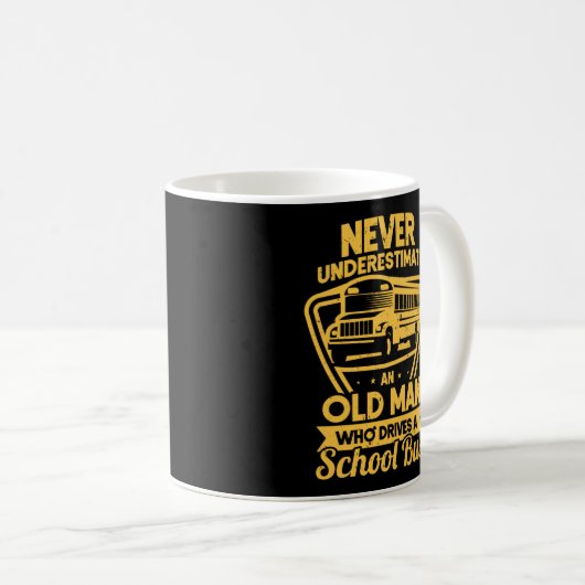 Onderschat nooit een oud Man dat een school bestuu Koffiemok (Voorkant rechts)