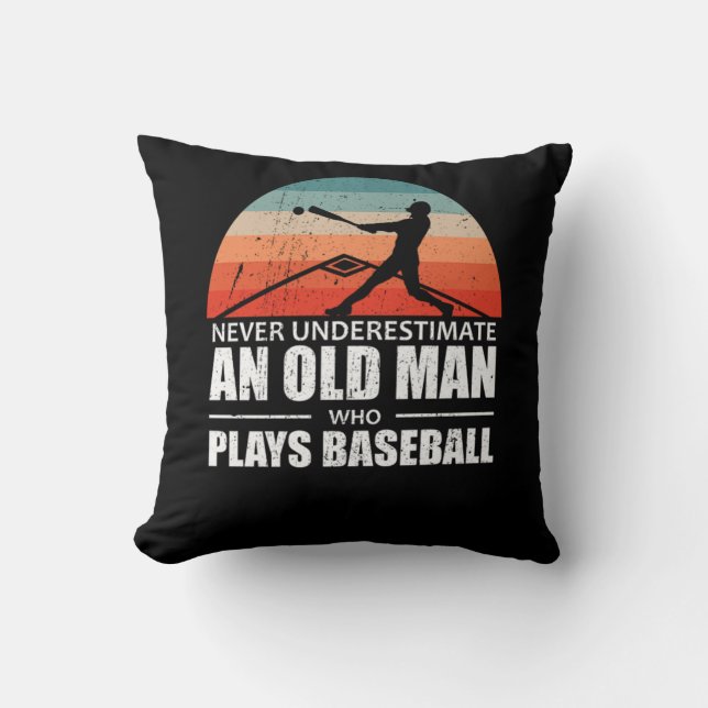 Onderschat nooit een oud Man dat honkbal speelt Kussen (Voorkant)