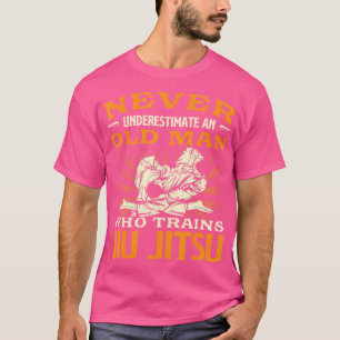 Onderschat nooit een oud Man dat Jiu Jits traint T-shirt