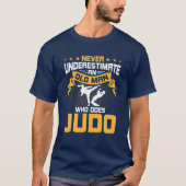Onderschat nooit een oud Man dat Judo doet T-shirt (Voorkant)
