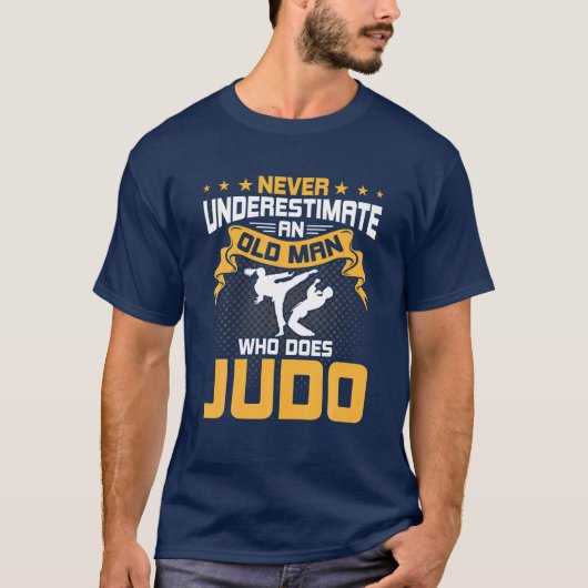Onderschat nooit een oud Man dat Judo doet T-shirt (Voorkant)