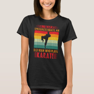 Onderschat nooit een oud Man dat Karate Pl speelt T-shirt