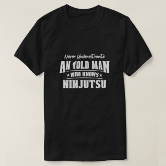 Onderschat nooit een oud Man dat Ninjutsu kent T-shirt