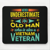 Onderschat nooit een oud Man dat ook een Vietnamee Muismat (Voorkant)