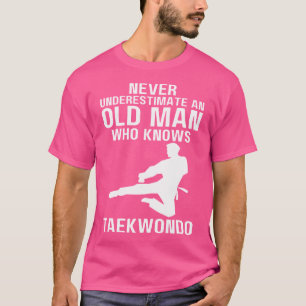Onderschat nooit een oud Man dat Taekwondo kent T-shirt