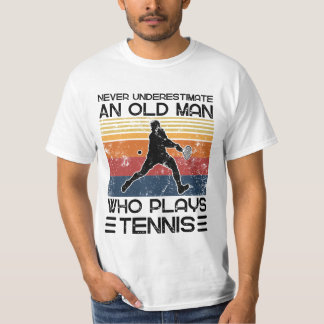 Onderschat nooit een oud Man dat Tennis speelt T-shirt