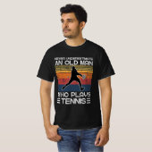 Onderschat nooit een oud Man dat Tennis speelt T-shirt (Voorkant volledig)