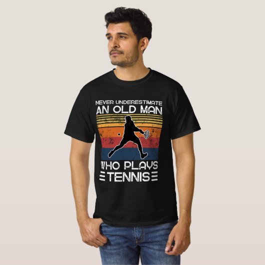 Onderschat nooit een oud Man dat Tennis speelt T-shirt (Voorkant volledig)