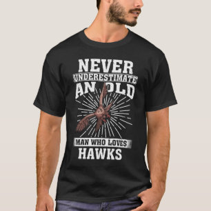 Onderschat nooit een oud Man dat van haviken houdt T-shirt