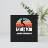 Onderschat nooit een oud Man dat van Kitesurfing h Kaart (Staand voorkant)