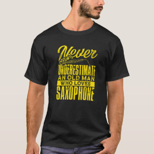 Onderschat nooit een oud Man dat van saxofone houd T-shirt