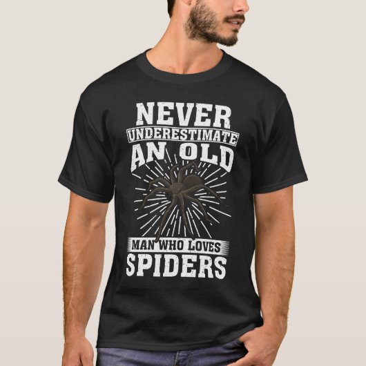 Onderschat nooit een oud Man dat van spinnen houdt T-shirt (Voorkant)