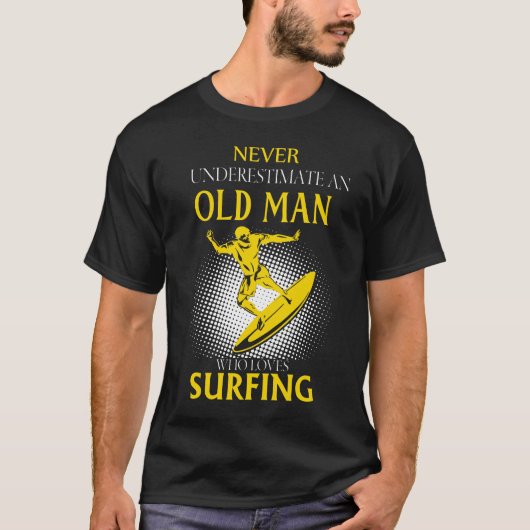Onderschat nooit een oud Man dat van surfen houdt T-shirt (Voorkant)