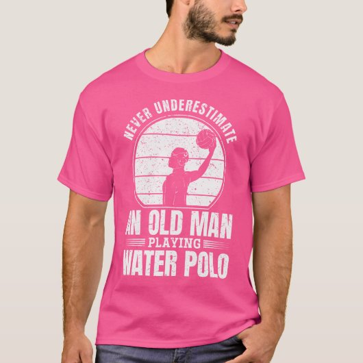 Onderschat nooit een oud Man dat waterpolo speelt T-shirt (Voorkant)