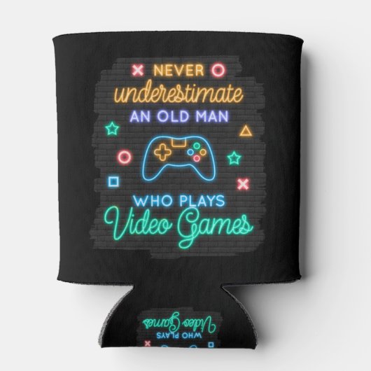 Onderschat nooit een oud Man die een gamer is Blikjeskoeler (Achterkant)