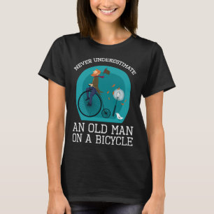 Onderschat nooit een oud Man fietsers T-shirt