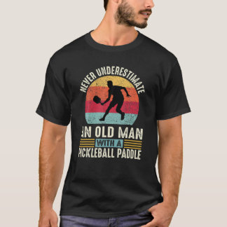 Onderschat nooit een oud Man grappige Pickleball P T-shirt