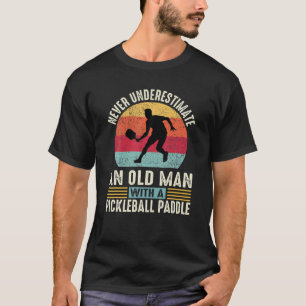 Onderschat nooit een oud Man grappige Pickleball P T-shirt