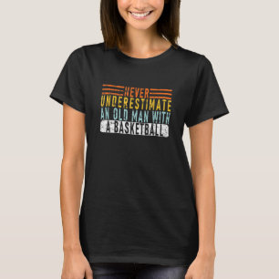 Onderschat nooit een oud Man met een baskball T-shirt