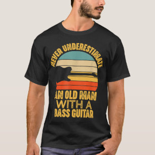 Onderschat nooit een oud Man met een bass-gitaar T-shirt