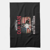 Onderschat nooit een oud Man met een Boston Theedoek (Verticaal)