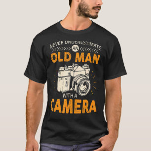 Onderschat nooit een oud Man met een camera-foto T-shirt