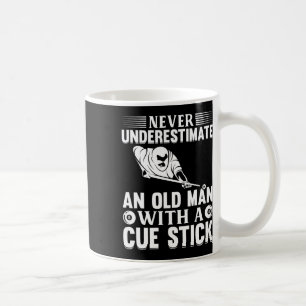 Onderschat nooit een oud Man met een cue stick Koffiemok