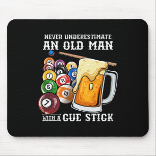 Onderschat nooit een oud Man met een cue stick Muismat