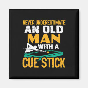 Onderschat nooit een oud Man met een cue-sticker. Magneet
