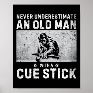 Onderschat nooit een oud Man met een cue-sticker. Poster