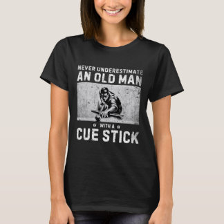 Onderschat nooit een oud Man met een cue-sticker. T-shirt