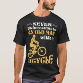 Onderschat nooit een oud Man met een fiets T-shirt (Voorkant)