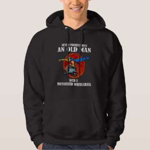 Onderschat nooit een oud Man met een gemotoriseerd Hoodie