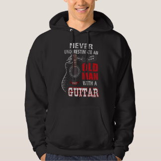 Onderschat nooit een oud Man met een gitaar Acous Hoodie