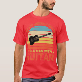 Onderschat nooit een oud man met een Guitar Funny T-shirt