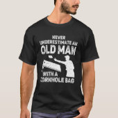Onderschat nooit een oud Man met een hoes. T-shirt (Voorkant)