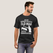 Onderschat nooit een oud Man met een hoes. T-shirt (Voorkant volledig)