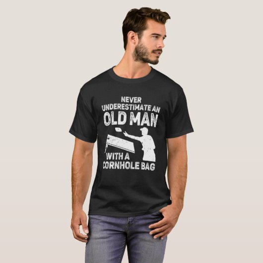 Onderschat nooit een oud Man met een hoes. T-shirt (Voorkant volledig)