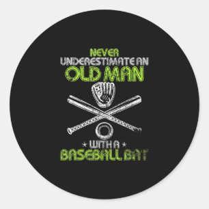 Onderschat nooit een oud Man met een honkbal Ronde Sticker