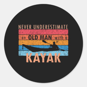 Onderschat nooit een oud man met een Kayak Ronde Sticker