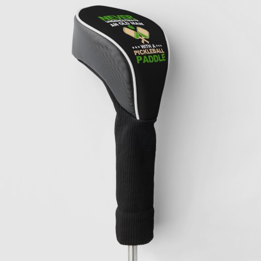 Onderschat nooit een oud Man met een pickleball Golfheadcover (Schuin)