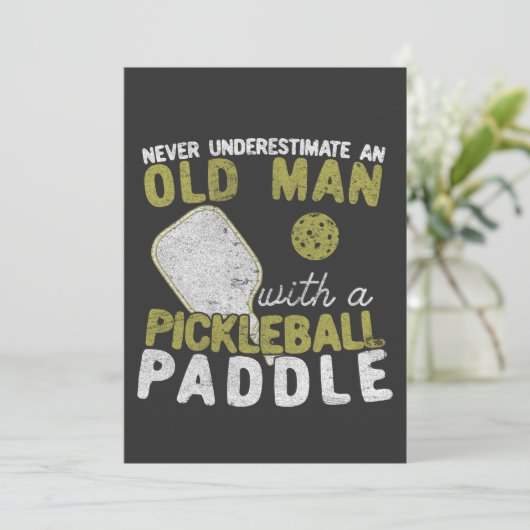 Onderschat nooit een oud Man met een Pickleball Kaart (Staand voorkant)