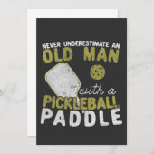 Onderschat nooit een oud Man met een Pickleball Kaart (Voorkant / Achterkant)