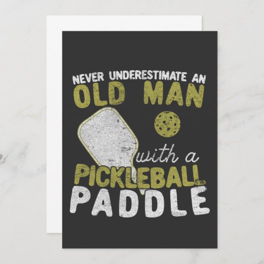 Onderschat nooit een oud Man met een Pickleball Kaart (Voorkant / Achterkant)