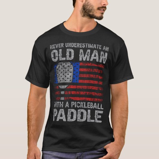 Onderschat nooit een oud Man met een pickleball P T-shirt (Voorkant)