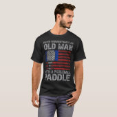 Onderschat nooit een oud Man met een pickleball P T-shirt (Voorkant volledig)