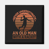 Onderschat nooit een oud Man met een racket Magneet (Voorkant)